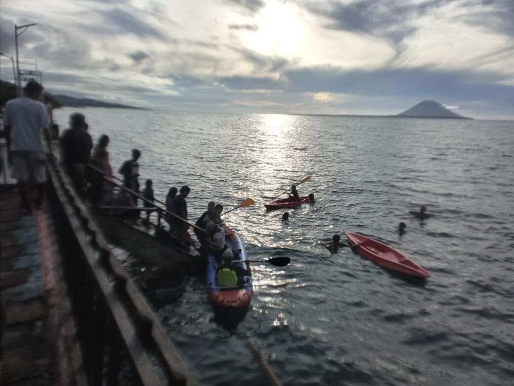 Kayak di Perairan Desa Budo